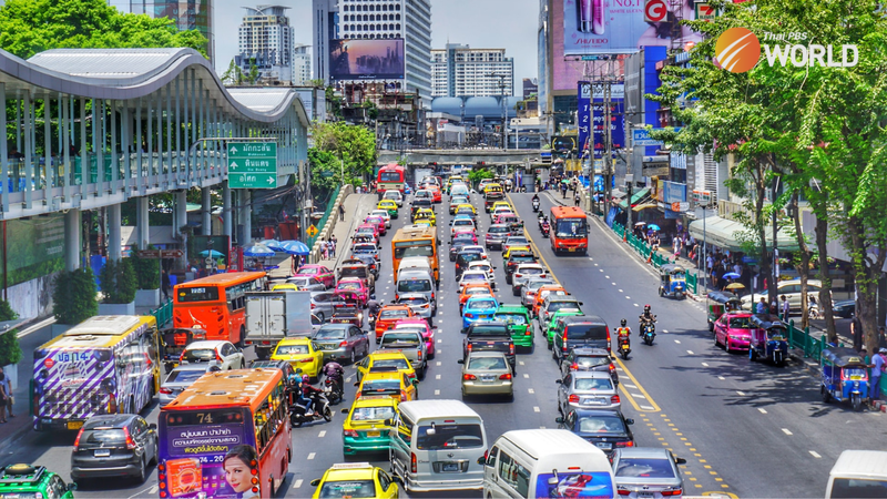 Thailands neue Verkehrsgesetze traten am 5. September in Kraft. Die Polizei hat jedoch beschlossen, in den ersten drei Monaten nachsichtig zu sein, Thailands neue Verkehrsgesetze traten am 5. September in Kraft. Die Polizei hat jedoch beschlossen, in den ersten drei Monaten nachsichtig zu sein,