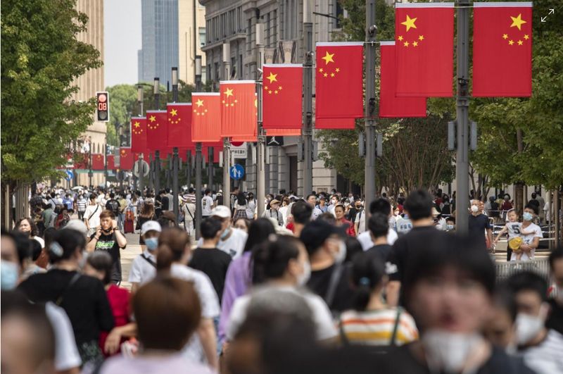 Besucher machen sich am 2. Oktober auf den Weg entlang der Nanjing Road in Shanghai. Chinas Wirtschaft wird in diesem Jahr voraussichtlich um 3 % und 2023 um 5 % wachsen