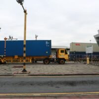 Container werden in einem Hafen in der Nähe von Phra Pradaeng in der Provinz Samut Prakan bewegt.