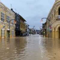 Die Altstadt ist eines der am stärksten betroffenen Gebiete, nachdem Phuket am Sonntagmorgen von Überschwemmungen heimgesucht wurde.