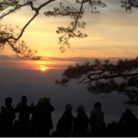 Die Menschen beobachten den Sonnenaufgang am Pha Nok An auf dem berühmten Phu Kradueng in Loei.