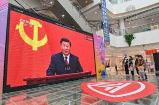 Die Menschen sehen sich am 23. Oktober in einem Einkaufszentrum in Qingzhou in der östlichen Provinz Shandong eine Live-Übertragung der Rede von Herrn Xi an