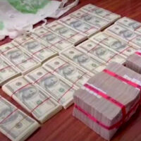 Die Polizei beschlagnahmt in Nonthaburi gefälschte US-Dollar Banknoten im Wert von 34 Millionen Baht