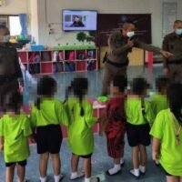 Die Polizei bringt Kindern nach einem Massaker bei, wie man „rennt, versteckt, kämpft“