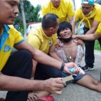 Die Polizei verhaftete am Freitag einen 34-jährigen Mann, der nur als Theerapong identifiziert wurde, vor einer Schule im Bezirk Ron Phibun in Nakhon Si Thammarat