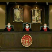 Die Richter des Verfassungsgerichts versammeln sich, um am Freitagnachmittag ihr Urteil über die achtjährige Amtszeit von Premierminister Prayuth Chan o-cha abzugeben