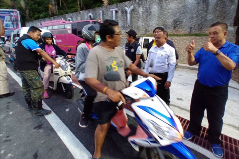 Die beschädigte Bergstraße zwischen der Stadt Phuket und Patong wurde für Motorräder wieder geöffnet, um den Pendlern zwischen Kathu und dem beliebten Strandgebiet zu helfen