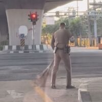 Die thailändische Polizei bekommt endlich gute Presse - Ein Kapitän zückt einen Besen, um Unfälle zu verhindern