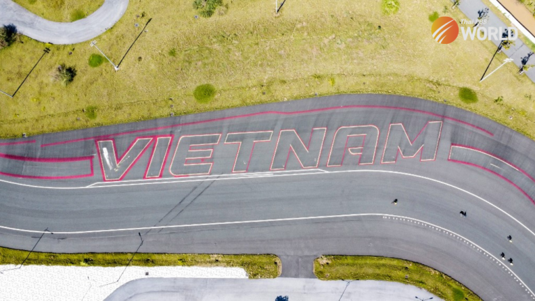 Diese am 11. Oktober 2022 aufgenommene Luftaufnahme zeigt die Aufschrift „Vietnam“ auf der Formel-1-Strecke in Hanoi.