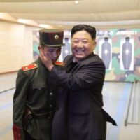 Dieses Bild, das am Sonntag aufgenommen und am Montag, dem 2., von Nordkoreas offizieller Koreanischer Zentraler Nachrichtenagentur (KCNA) veröffentlicht wurde, zeigt Nordkoreas Führer Kim Jong Un (rechts)