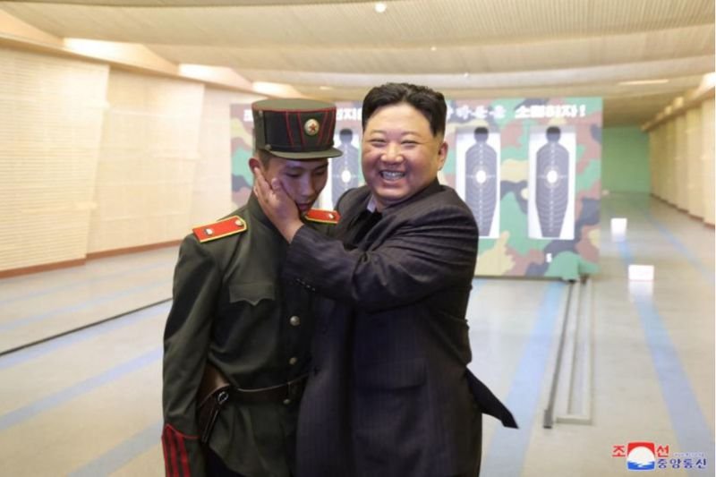 Dieses Bild, das am Sonntag aufgenommen und am Montag, dem 2., von Nordkoreas offizieller Koreanischer Zentraler Nachrichtenagentur (KCNA) veröffentlicht wurde, zeigt Nordkoreas Führer Kim Jong Un (rechts)