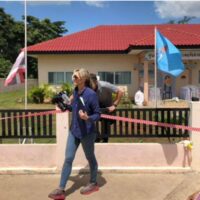 Ein CNN-Team klettert am Samstag über den Zaun der Kindertagesstätte im Stadtteil Na Klang in Nong Bua Lamphu, dem Haupttatort des Massakers.