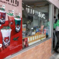 Ein Geschäft bewirbt ein Angebot einer Reihe von Cannabis-Bubble-Tea-Serien in Samut Prakan.