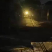 Eine Bewässerungsstraße bricht zusammen und leitet Hochwasser in drei Bezirke von Ayutthaya