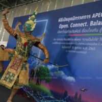 Eine Tänzerin führt am Dienstag im Rahmen einer PR-Kampagne vor dem bevorstehenden Apec-Gipfel im nächsten Monat einen klassischen Khon-Tanz am Flughafen Suvarnabhumi auf