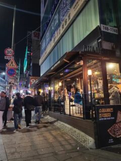 Eine mit Kunden gefüllte Bar am Sonntag um 4 Uhr morgens, nur wenige Stunden nachdem eine Menschenmenge in Itaewon, Yongsan-gu, im Zentrum von Seoul, mindestens 149 Menschen getötet hatte