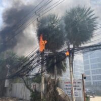 Feuer alarmiert Touristen in Pattaya, nachdem sich ein Bagger mit den Stromkabeln verheddert hat