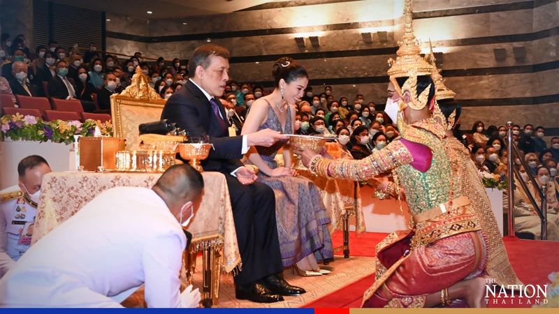 Ihre Majestäten nehmen an der Wiederbelebung der jährlichen Khon Luang Aufführung in Bangkok teil