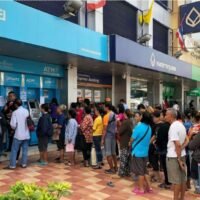 Inhaber von Wohlfahrtskarten standen im Dezember letzten Jahres Schlange, um an einem Geldautomaten der Krungthai Bank in Pathum Thani Bargeld zu erhalten
