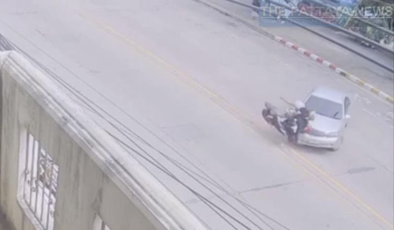 Motorradfahrer kracht in Pattaya in Limousine, Beifahrerin stirbt trotz Helm Motorradfahrer kracht in Pattaya in Limousine, Beifahrerin stirbt trotz Helm