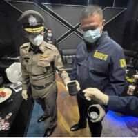 Polizei durchsucht illegalen Nachtclub für Chinesen und beschlagnahmt Luxusautos