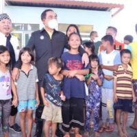 Premierminister Prayuth Chan-o-cha besucht am Donnerstag Menschen in der Gemeinde Wat Saeng Siritham in der Gemeinde Tha It im Distrikt Pak Kret, Nonthaburi.