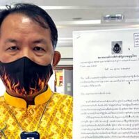 Srisuwan Janya zeigt seine am Freitag bei der Wahlkommission eingereichte schriftliche Beschwerde, die die Kommission versprochen hat, dringend zu untersuchen