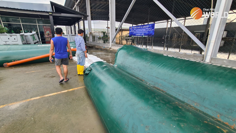 Stadtbeamte verwendeten erweiterbare, mit Wasser gefüllte Flutbarrieren anstelle von Sandsäcken Stadtbeamte verwendeten erweiterbare, mit Wasser gefüllte Flutbarrieren anstelle von Sandsäcken