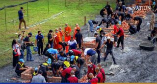 Tempel errichten behelfsmäßige Scheiterhaufen aus Ziegeln für die Einäscherung der Opfer des Massakers von Nong Bua Lamphu