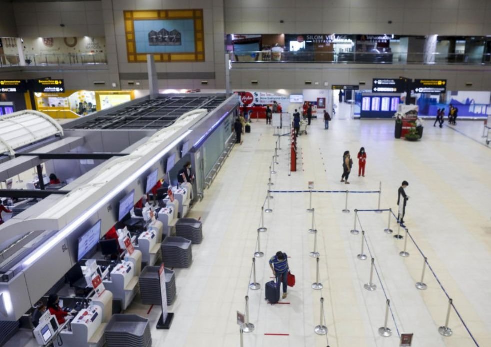 Thailänder freuen sich die Chinesen willkommen zu heißen, die mit der Bahn kommen Thailänder freuen sich die Chinesen willkommen zu heißen, die mit der Bahn kommen
