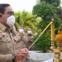 Thailands Premierminister Prayuth Chan o-cha betet am 3. Oktober 2022 in einem Schrein des Innenministeriums in Bangkok, Thailand