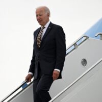 US-Präsident Joe Biden verlässt die Air Force One bei der Ankunft am Cleveland Hopkins International Airport in Cleveland, Ohio, während er reist, um über die Wirtschaft zu sprechen.