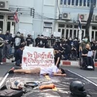 Aktivisten, die sich gegen den Vorschlag wehren, Unterhaltungsstätten legal eröffnen zu dürfen, protestieren in Bangkok