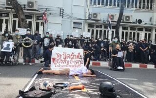 Aktivisten, die sich gegen den Vorschlag wehren, Unterhaltungsstätten legal eröffnen zu dürfen, protestieren in Bangkok