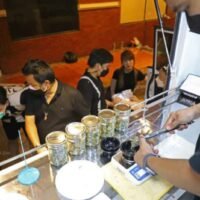 Den Cannabisverkäufern auf der Khao San Road wird gesagt, dass sie ihre eigenen Raucherlokale betreiben müssen,