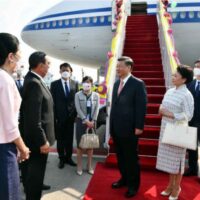 Der chinesische Staatschef Xi Jinping und seine Frau Peng Liyuan kommen am Donnerstag am Flughafen Suvarnabhumi an, wo sie von Premierminister Prayuth und seiner Frau Naraporn begrüßt wurden