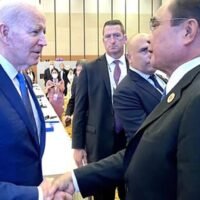 Der thailändische Premierminister Prayut Chan ocha schüttelt US-Präsident Joe Biden am Wochenende beim ASEAN-Gipfel in Phnom Penh die Hand, wo Präsident Biden eine hochrangige US-Delegation anführte, darunter Außenminister Antony Blinken.
