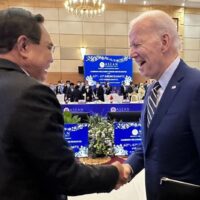 Der thailändische Premierminister Prayuth Chan o-cha schüttelt US-Präsident Joe Biden am Wochenende beim ASEAN-Gipfel in Phnom Penh die Hand, wo Präsident Biden eine hochrangige US-Delegation anführte, darunter Außenminister Antony Blinken.
