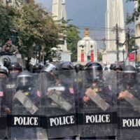 Die Bereitschaftspolizei blockiert die Din So Road, um zu verhindern, dass Demonstranten am 18. November zum Veranstaltungsort des Apec-Gipfels marschieren