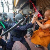 Die Bereitschaftspolizei klagt pro-demokratische Demonstranten, in der Nähe des Democracy Monument an, als sie versuchten, einen Marsch zum Veranstaltungsort des Apec-Gipfels in Bangkok zu starten