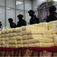 Die Polizei gibt die Beschlagnahme von über 10 Millionen Methamphetamin- und Ecstasy-Pillen sowie große Mengen von kristallinem Methamphetamin bei der Drogenbekämpfung bekannt.