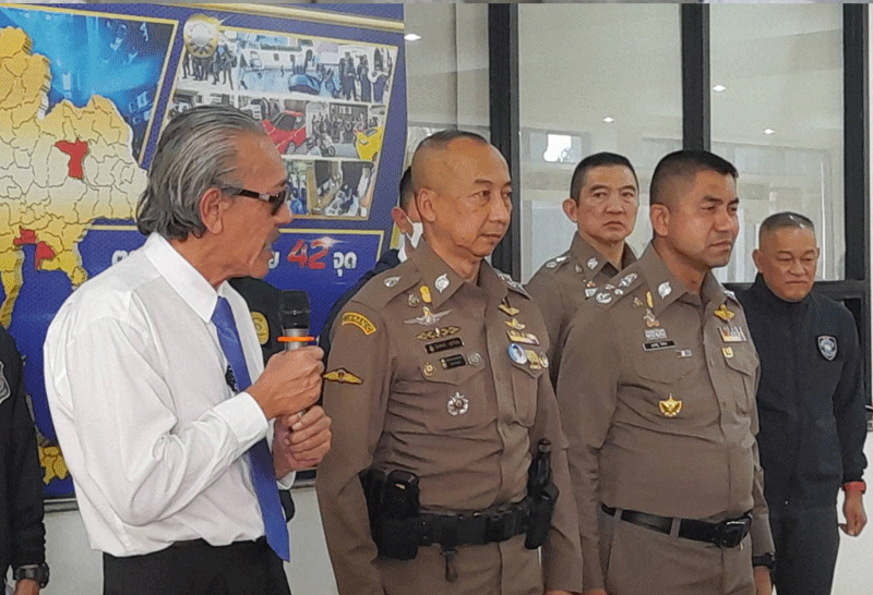 Die Spitzenpolizisten erschienen mit Chuwit, der am Mikrofon abgebildet war, als sie die Ergebnisse der Durchsuchungsbefehle bekannt gaben