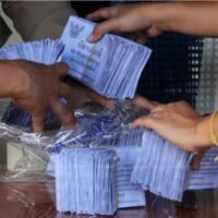Ein Beamter der Wahlkommission zählt die Stimmzettel in Samut Prakan. Die nächste Wahl wird Mitte nächsten Jahres erwartet.