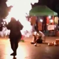 Ein Feuerwerk explodiert am Dienstagabend nach der Eröffnungszeremonie des Loy-Krathong-Festivals im Bezirk Muang in Nakhon Phanom. Zwölf Menschen erlitten leichte Verbrennungen. (Foto: Pattanapong Sripiachai)