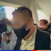 Ein chinesischer Geschäftsmann, der nach der Heirat mit einem Polizeioberst eingebürgerter Thailänder wurde, stellte sich am Mittwochnachmittag (23. November) einem Spezialteam von Polizeibeamten