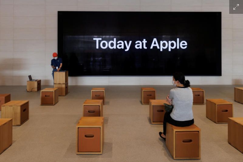 Eine Frau wartet auf eine Präsentation über die neuen iPhone 14-Modelle von Apple Inc, die am 16. September 2022 in einem Apple Store in Peking, China, in den Verkauf gehen.