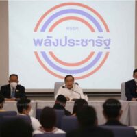 General Prawit Wongsuwon, Mitte, leitet im Februar ein Treffen der regierenden Palang Pracharath Partei in Bangkok