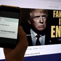 In dieser am 28. Oktober 2022 aufgenommenen Fotodatei wird der gesperrte Twitter-Account des ehemaligen US-Präsidenten Donald Trump auf einem Mobiltelefon angezeigt