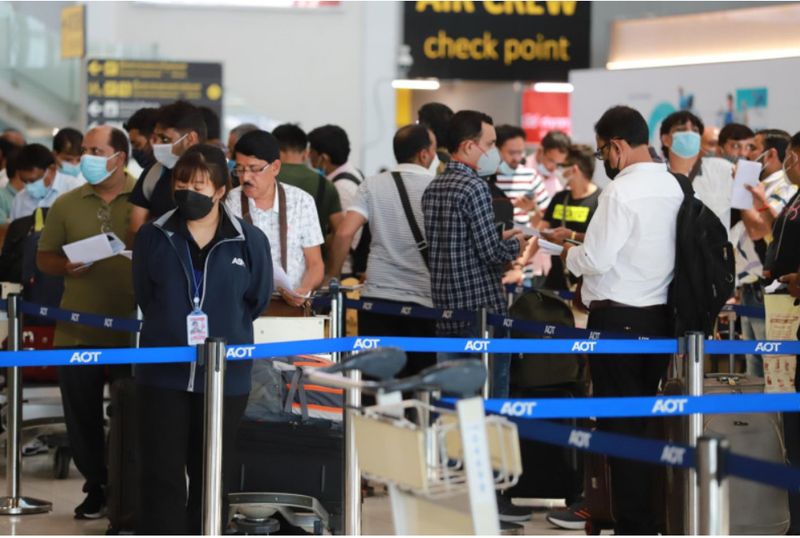 Massen von Reisenden stehen bei der Ankunft am Flughafen Suvarnabhumi am 30. Oktober 2022 vor den Einwanderungsschaltern an