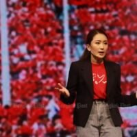 Paetongtarn Shinawatra von der Pheu Thai Party trifft am 14. Mai 2022 in der Provinz Samut Prakan auf Unterstützer. (Foto - Somchai Poomlard)